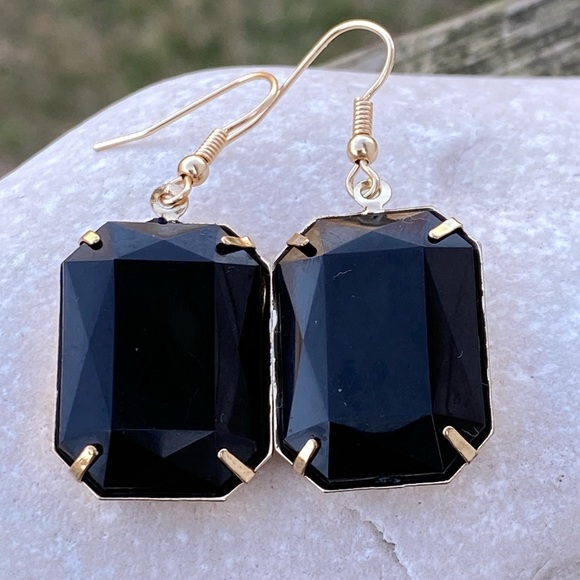 Black faux stone drop earrings gold tone lightweight new - Picture 4 of 5